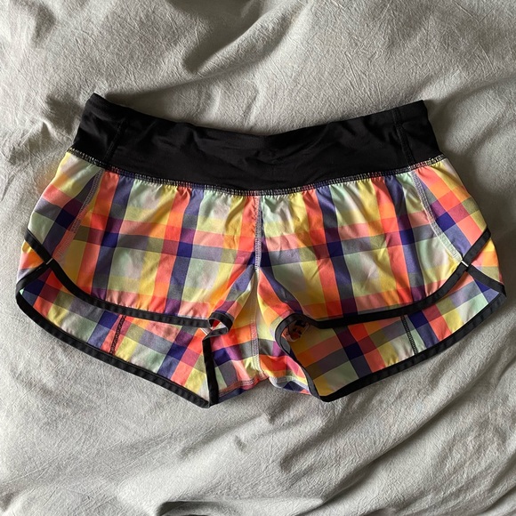 Size 6 2013 Lululemon Seawheeze special edition shorts - Picture 2 of 3